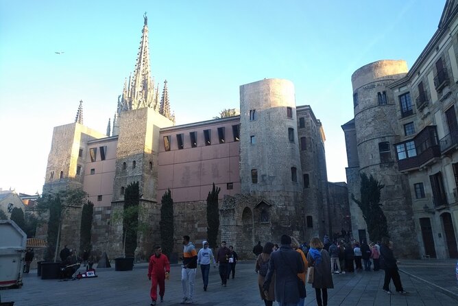 Barcelona Gothic Quarter Walking Tour with Tapas - Finishing with pintxos at Craft Barcelona