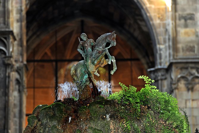 Barcelona: Gothic Quarter Walking Tour - Small lanes and the medieval city