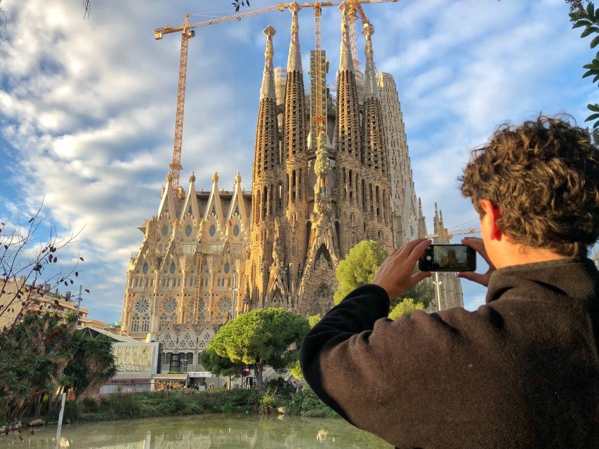 Barcelona: Guided Bike or E-Bike City Tour - Starting at Plaça Reial and entering the old city