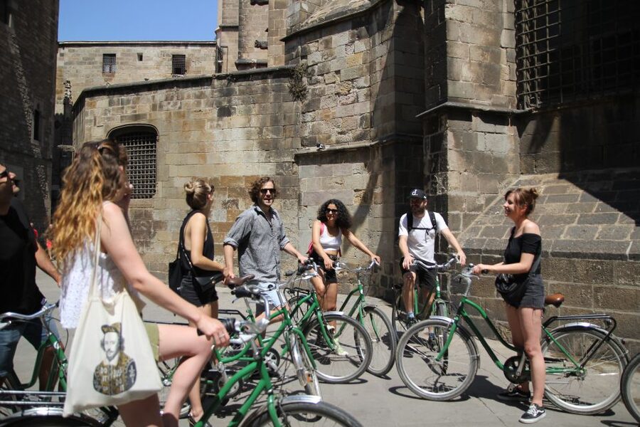 Barcelona: Guided Bike or E-Bike City Tour - Arc de Triomf and a pause in Ciutadella Park