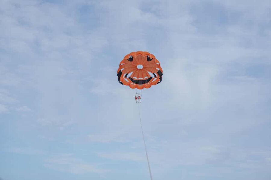 Barcelona: Guided Parasailing Experience - Who should book this flight?