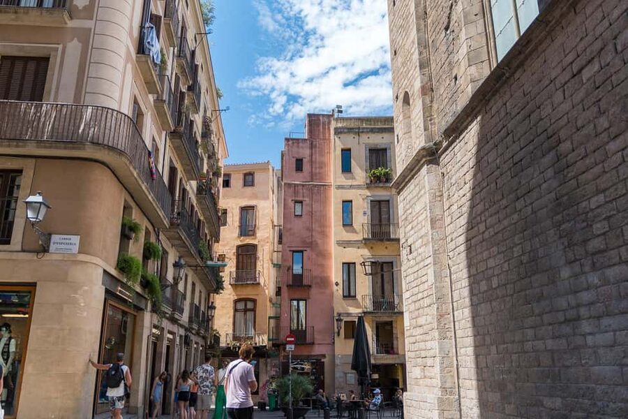 Barcelona guided tour in French - Starting beneath the arcades of Plaça Reial