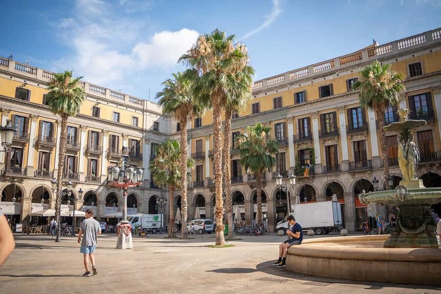 Barcelona guided tour in French - Reading Barcelona through the Gothic Quarter