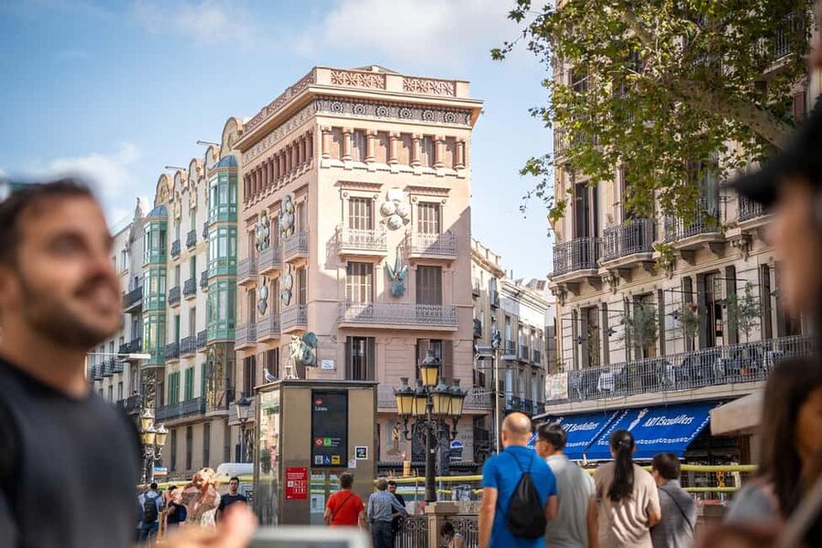 Barcelona guided tour in French - Catalan identity, customs and an expatriate’s story