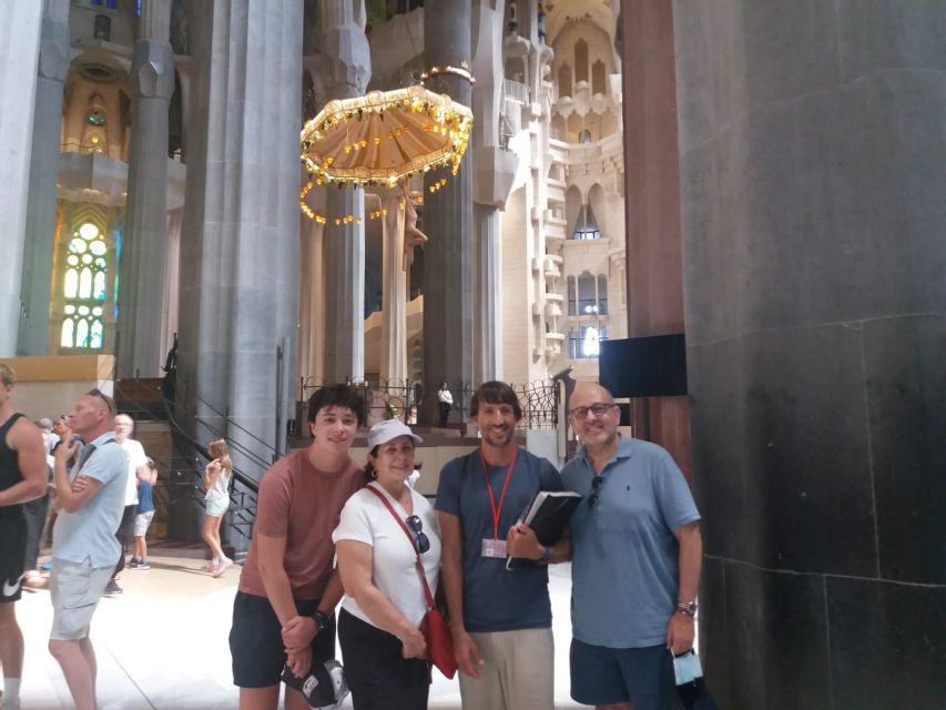 Barcelona: Guided Tour of Sagrada Familia - Fast-track entry and the security queue