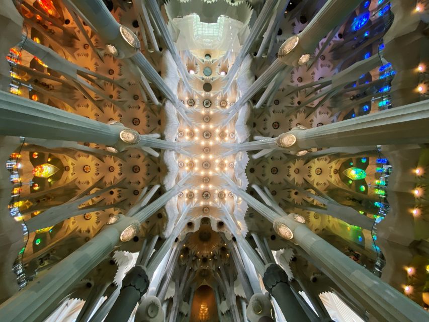 Barcelona: Guided Tour of Sagrada Familia - Private or small group: which option is worth it?