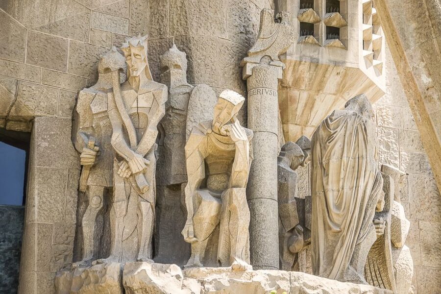 Barcelona: Guided Tour of Sagrada Familia - Meeting your guide outside the basilica