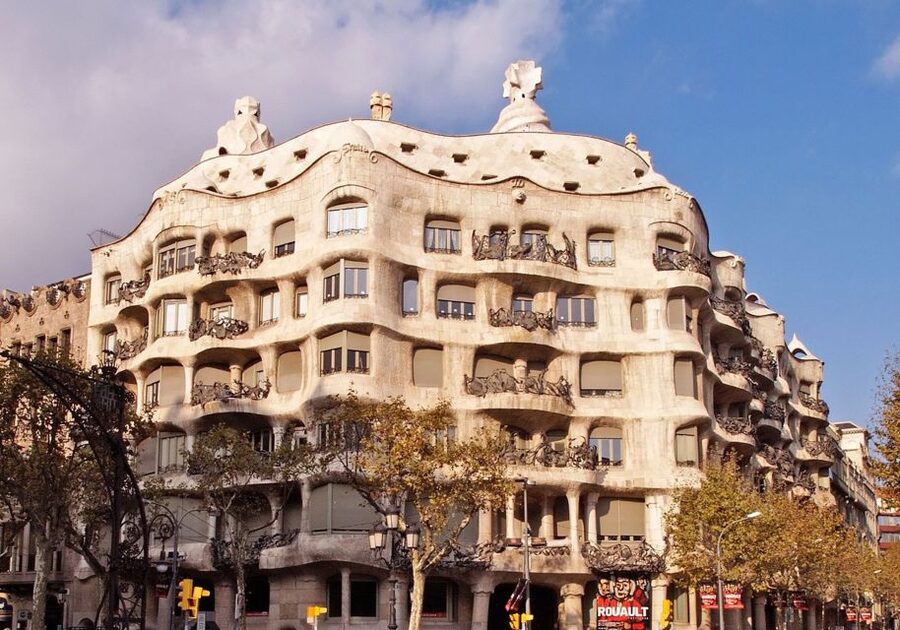 Barcelona: Helicopter Flight, Boat Ride, and Walking Tour - Language, group size, and the guide’s role