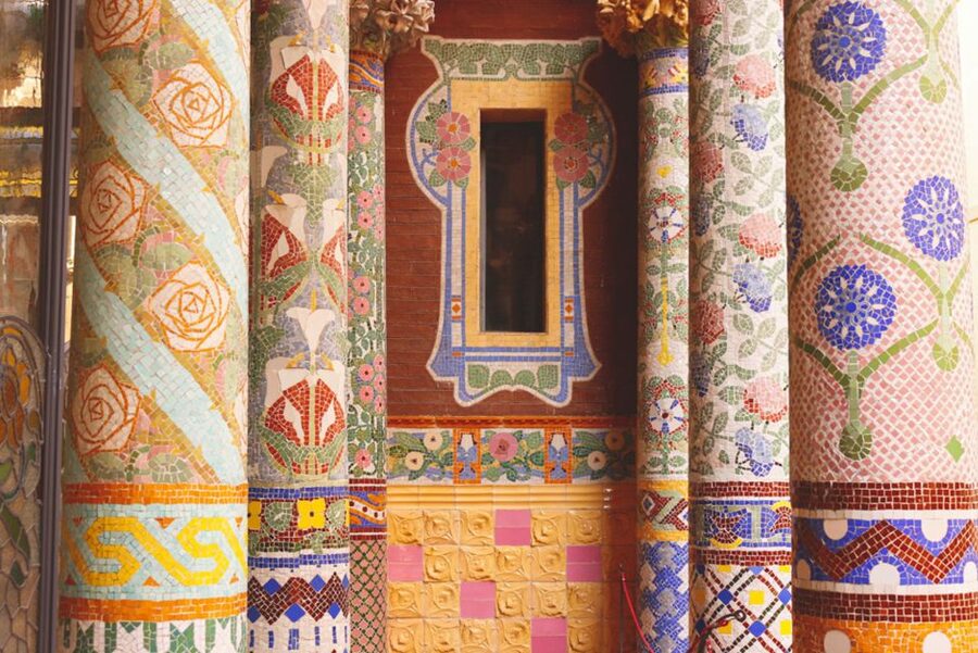 Barcelona: Highlights & Gems Private Tour with Tapa & Drink - What private really means on this walk