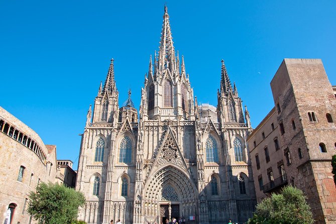Barcelona Highlights Guided Tour with Monjuic Cable Car - Starting through El Born and the Gothic Quarter