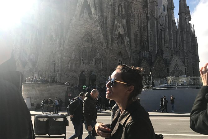 Barcelona: Highlights of Sagrada Familia Max 6 People Guided Tour - The architecture and symbolism inside