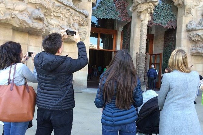 Barcelona: Highlights of Sagrada Familia Max 6 People Guided Tour - What the small group really adds