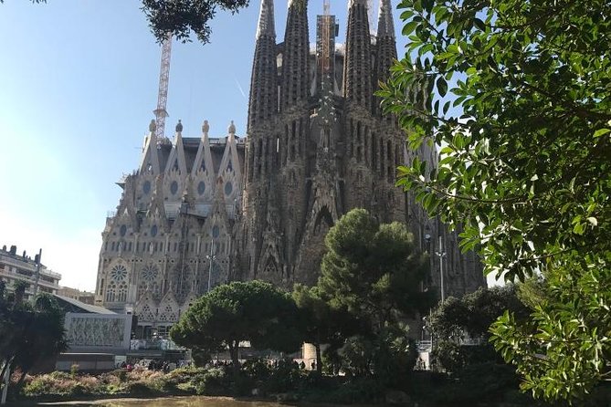 Barcelona: Highlights of Sagrada Familia Max 6 People Guided Tour - Clothing, comfort, and practical details