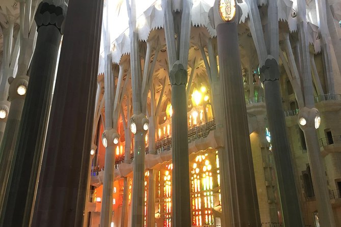 Barcelona: Highlights of Sagrada Familia Max 6 People Guided Tour - Starting at Av. de Gaudí and finding the meeting point