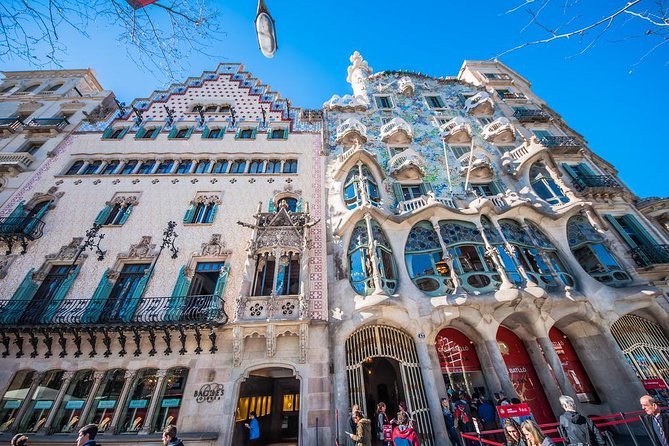 Barcelona Highlights Private Tour with Driver and Official Guide - La Pedrera and Casa Batlló: Gaudí from the outside