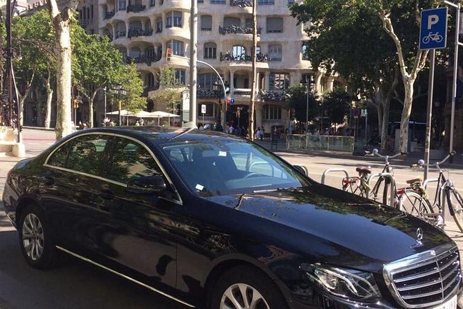 Barcelona Highlights Private Tour with Port or Hotel Transfers - Gothic streets and the Columbus Monument