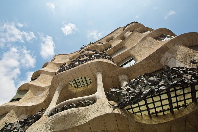 Barcelona Highlights Small Group Tour with Hotel Pick Up - Walking through Ciutat Vella and the Gothic Quarter