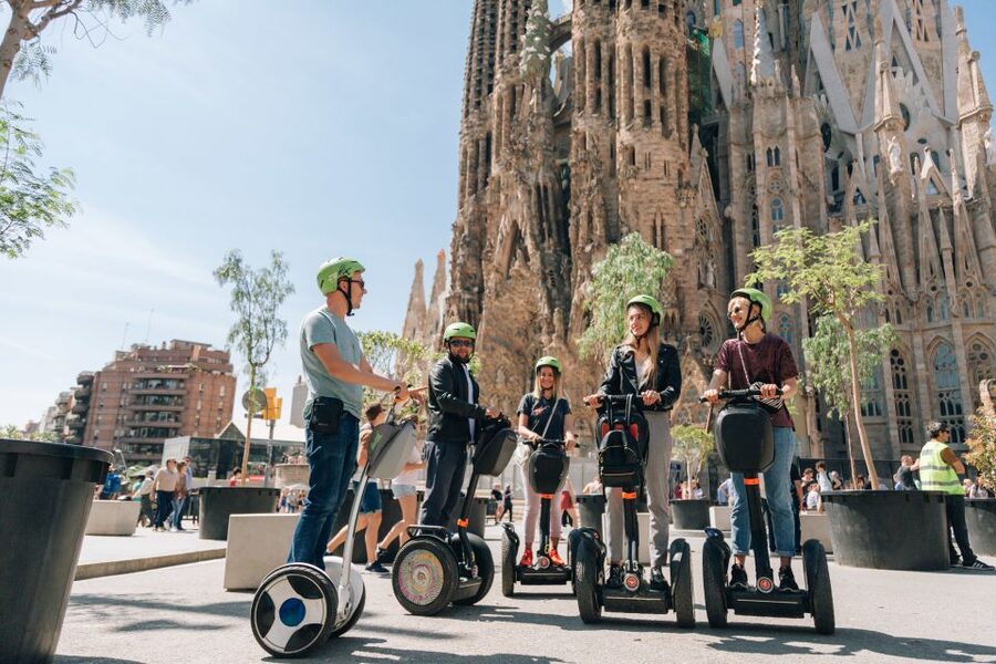 Barcelona Highlights: The Best of Gaudi On Segway - Entering L’Eixample and Passeig de Gracia
