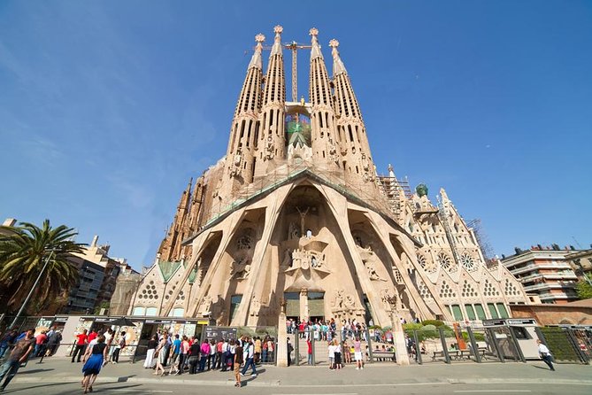 Barcelona Highlights Tour and Montserrat Monastery with Hotel Pick-up - Gaudí from Sagrada Familia to Passeig de Gracia