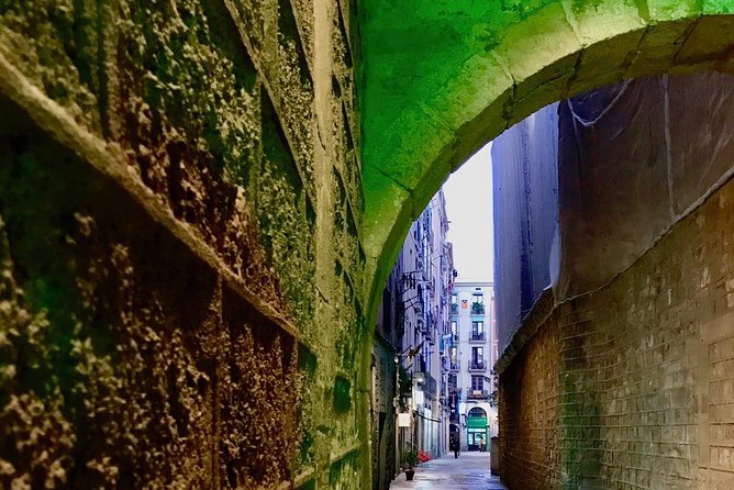 Barcelona Historic Walking Tour and Food Experience - Group size, guide style, and the value of personal attention