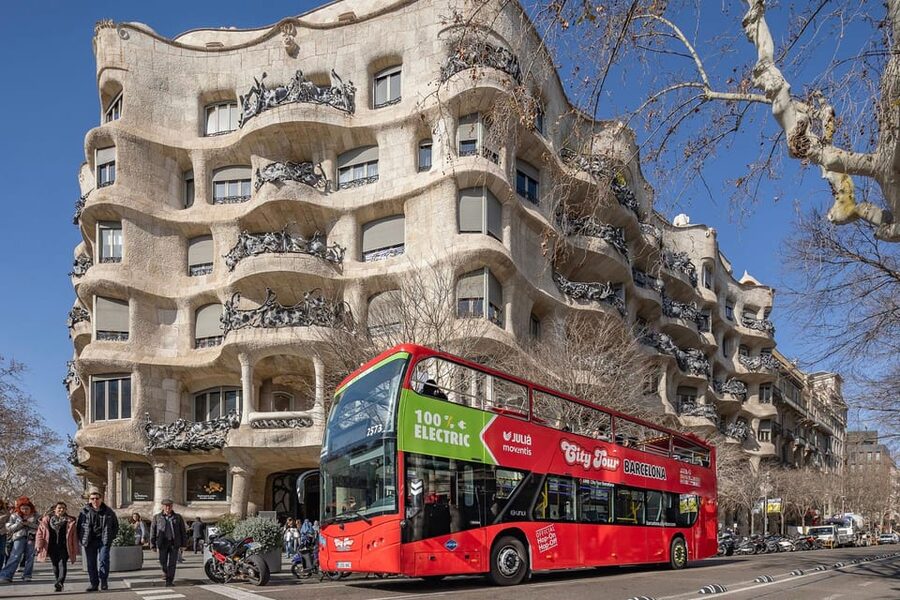 Barcelona: Hop-On Hop-Off Bus & Aquarium Tour - Who should book this experience?