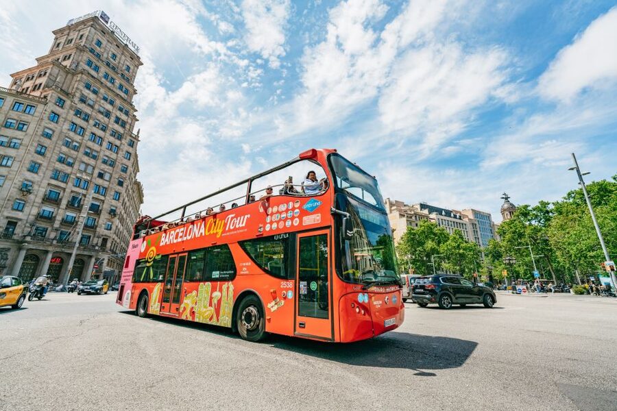 Barcelona: Hop-On Hop-Off Bus & Aquarium Tour - The orange West route: Montjuïc, museums, and the Gaudí stops