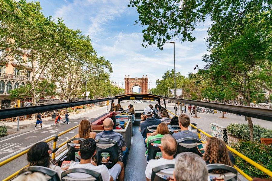 Barcelona: Hop-On Hop-Off Bus & Aquarium Tour - Audio commentary and practical comfort