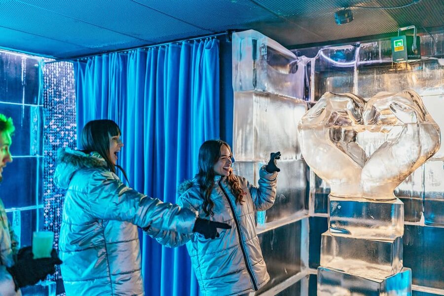 Barcelona: Icebar experience, located at the beach !! - A beach bar with a freezer for a room
