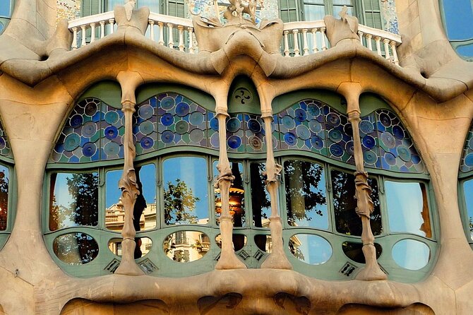 Barcelona in 1 Day: Sagrada Familia, Park Guell,Old Town & Pickup - Passeig de Gràcia and Gaudí’s famous façades