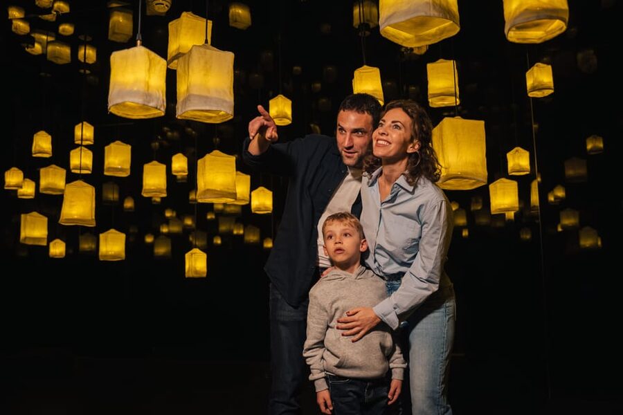 Barcelona: Interactive Art Installation by IKONO - Finding the entrance on Arenas Mall’s third floor