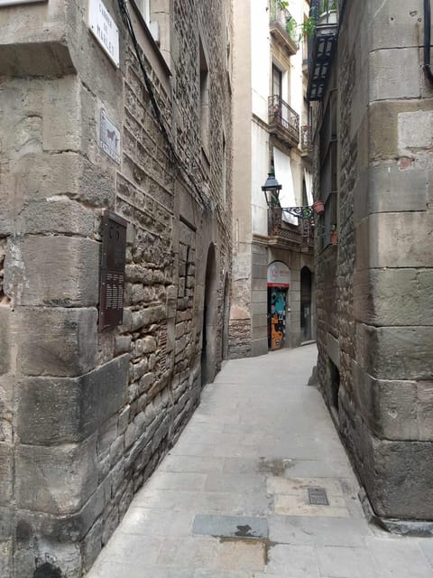 Barcelona: Jewish Tour by a Jewish guide - Following the Jewish traces through the Gothic Quarter