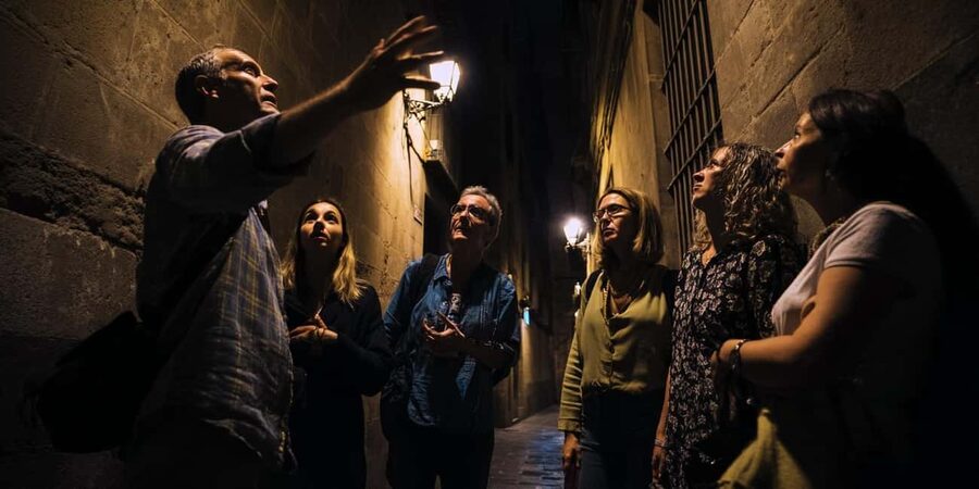 Barcelona: Killers, Witches & Inquisition Old Town (day/eve) - Meeting at Plaça de Catalunya with a white umbrella