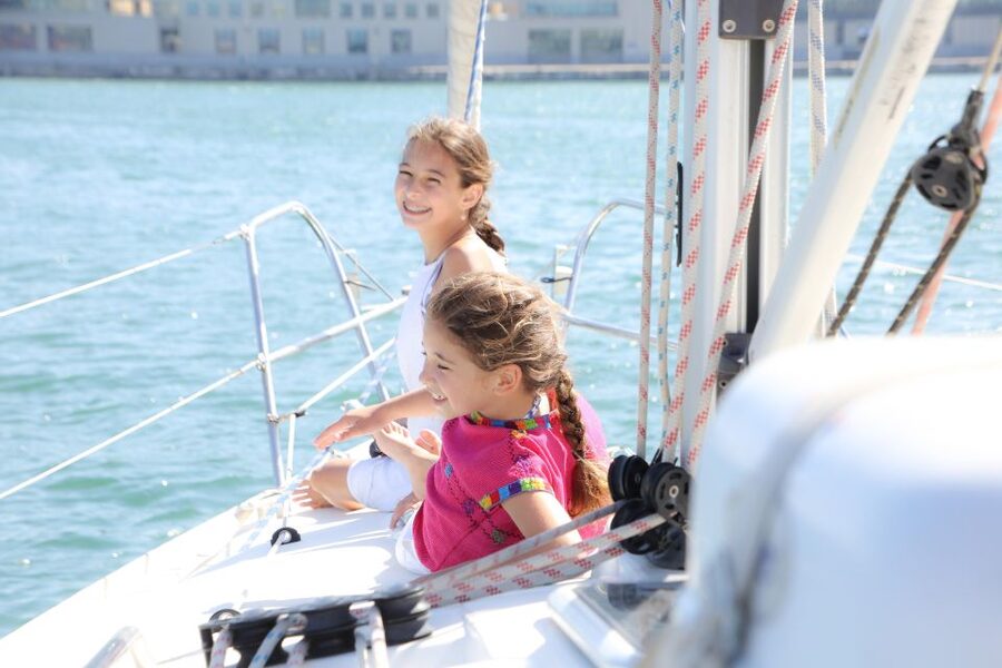 Barcelona: Light Brunch Sailing Experience with Drinks - Learning a few sailing basics