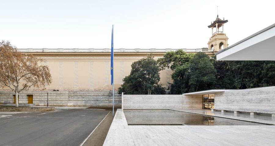 Barcelona: Mies van der Rohe Pavilion Ticket and Audio Guide - Listening to the five-language audio guide
