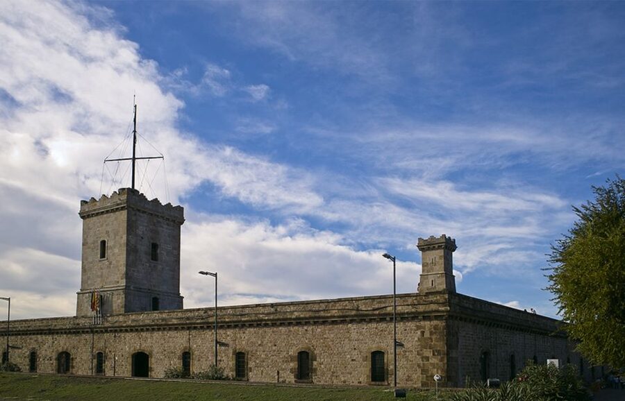 Barcelona: Montjuïc Cable Car Ticket with Audio Guide - Using the city walk beyond Montjuïc