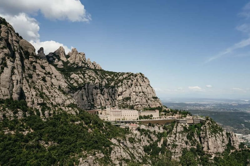 Barcelona: Montserrat and Winery Tour with Tapas or Lunch - What the guides add to the experience