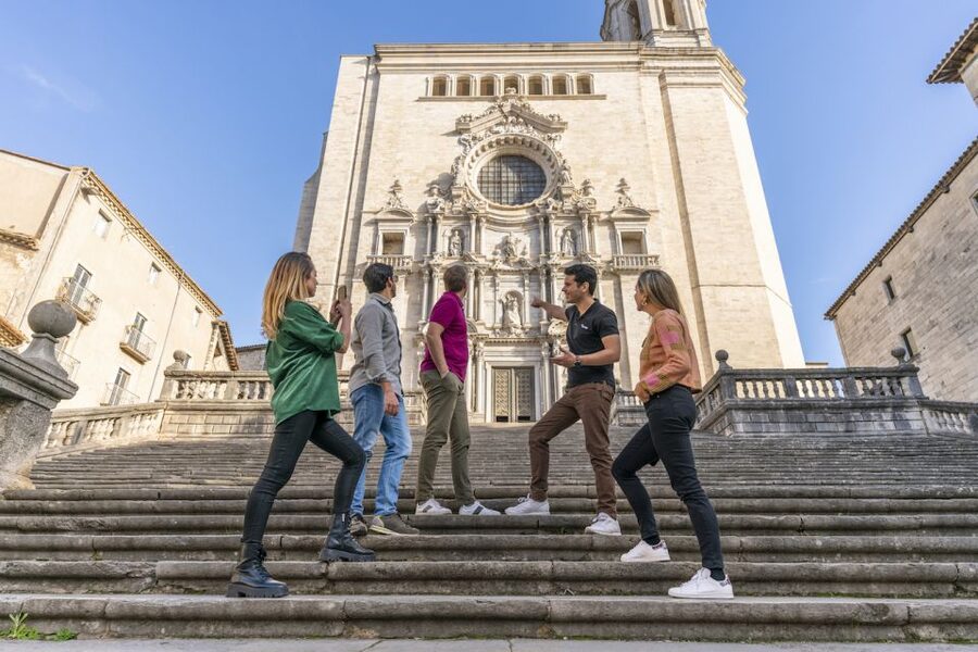 Barcelona: Montserrat, Girona & Costa Brava Guided Day Trip - Lunch in Girona, with freedom or a restaurant upgrade