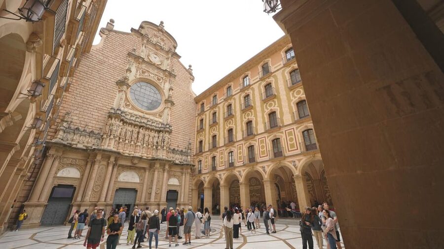 Barcelona: Montserrat Tour with Lunch & Wine Tasting Option - Finding the best viewpoints above the abbey