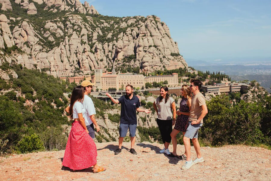Barcelona: Montserrat with Winery, Lunch, and Train Options - The ride to Montserrat and the Cremallera train