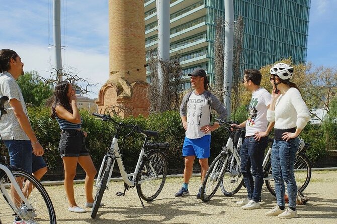 Barcelona Off The Beaten Track 4h Bike Tour - Arc de Triomf and the road into the old center