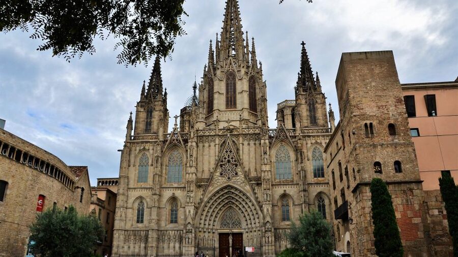 Barcelona: Old Town and Gothic Quarter Walking Tour - Starting at Barcelona’s political heart