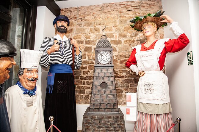 Barcelona Old Town Tour With Optional Flamenco Show - Plaça Sant Miquel and the human tower tradition