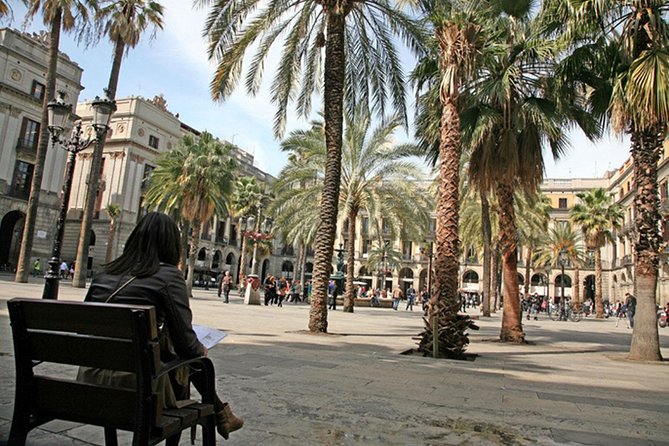Barcelona Old Town walking tour with official guide - What This Barcelona Old Town Tour Really Covers