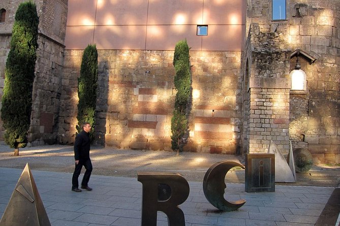 Barcelona Old Town walking tour with official guide - Starting With Food at La Boqueria