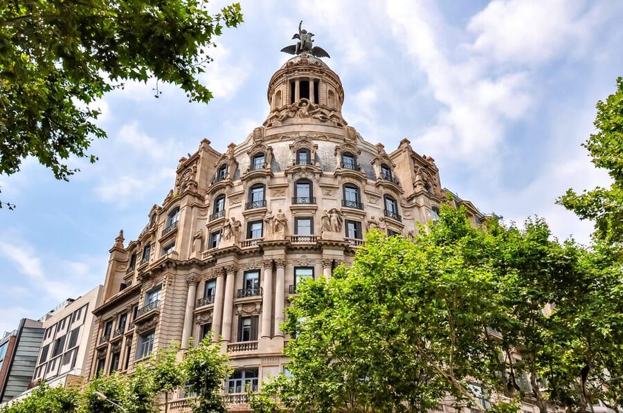 Barcelona: Old Town Walking Tour with Optional Casa Batlló - Plaça de Catalunya connects old Barcelona to the new