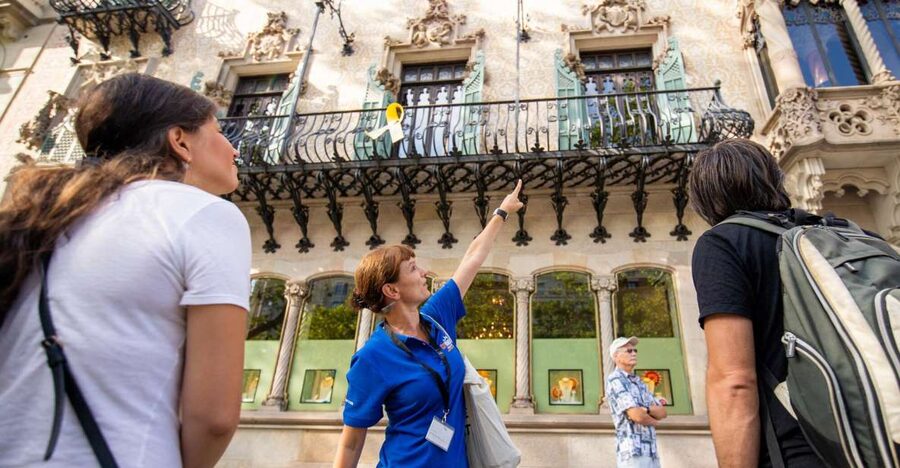 Barcelona: Old Town Walking Tour with Optional Casa Batlló - Passeig de Gràcia and the Modernisme rivalry