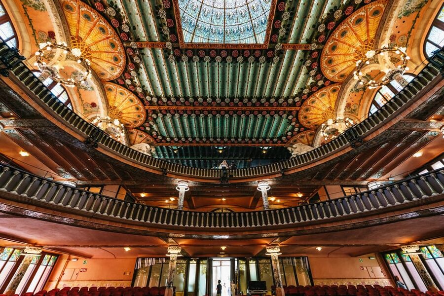 Barcelona: Palau de la Música Guided Tour - Guides, languages, and the human side of the visit