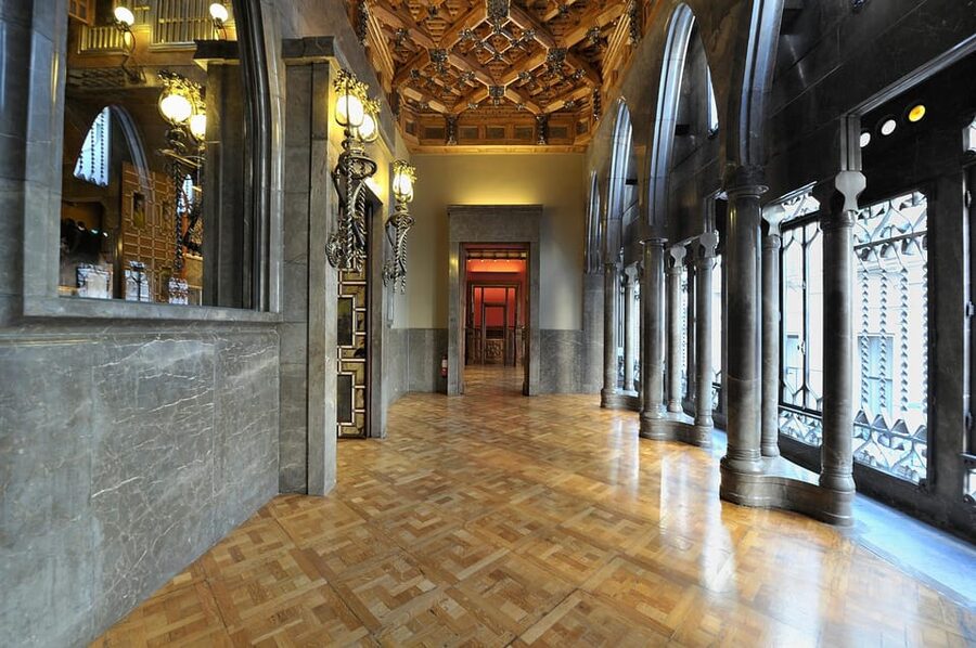 Barcelona: Palau Güell by Gaudí Entrance Ticket - Entering through the stone and iron facade