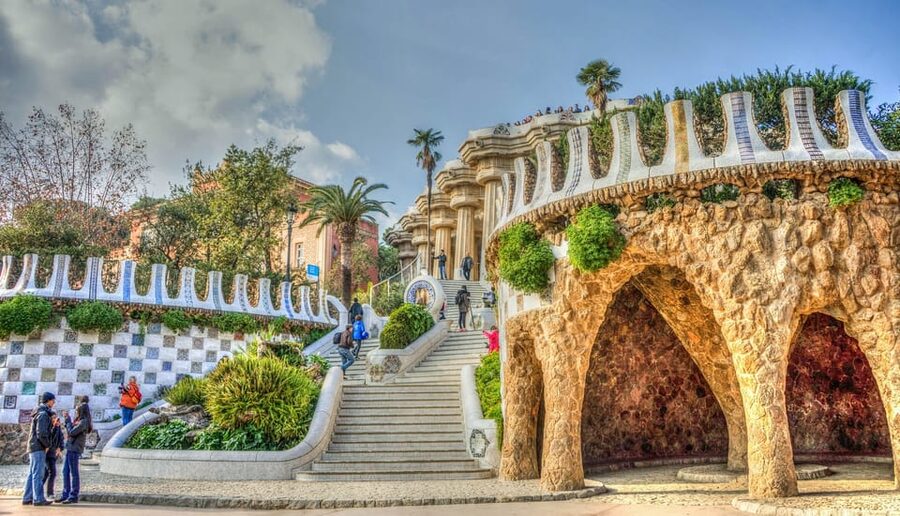Barcelona: Park Güell Guided Tour - The main square and Barcelona views