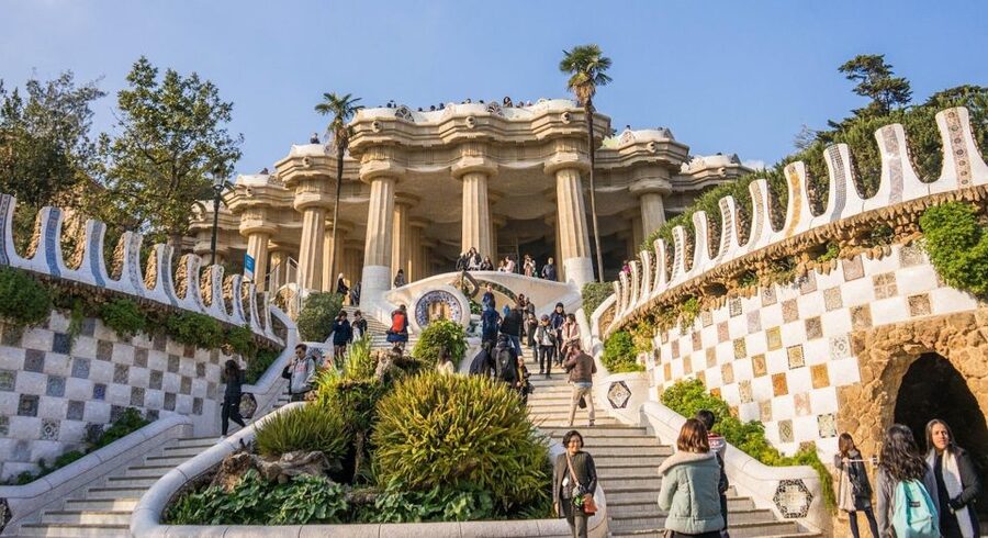 Barcelona: Park Güell Guided Tour with Fast-Track Access - The salamander and the photo stops